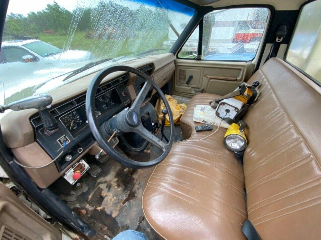 low miles 1988 Ford F 700 Auger Truck