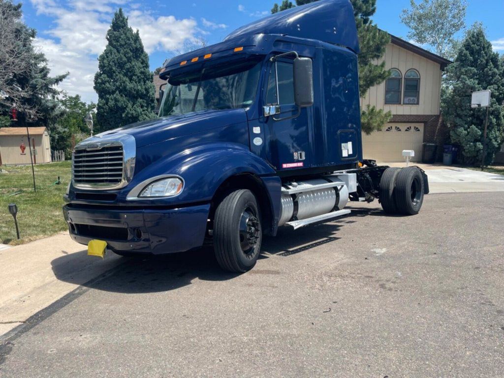 2009 Freightliner Columbia Semi truck [drives long distances with no issues]