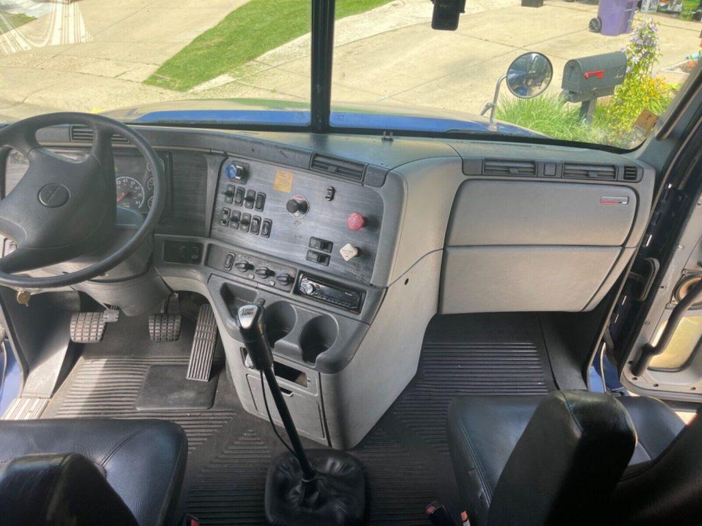 2009 Freightliner Columbia Semi truck [drives long distances with no issues]