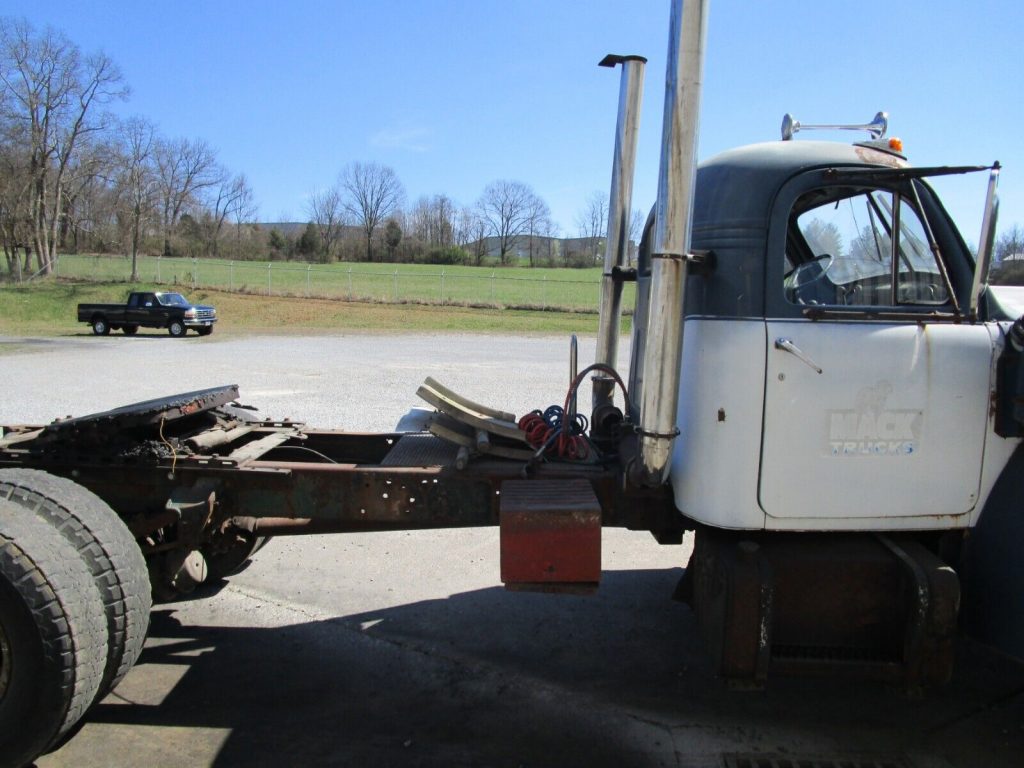 1959 Mack B61 Tractor truck [former wrecker]