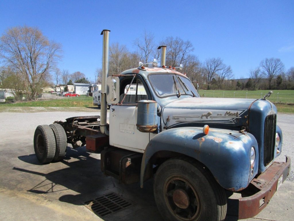 1959 Mack B61 Tractor truck [former wrecker]