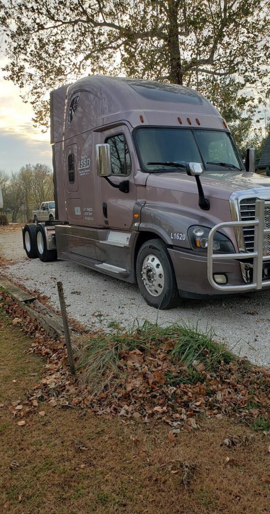 2016 Freightliner Cascadia 125 truck [very clean]