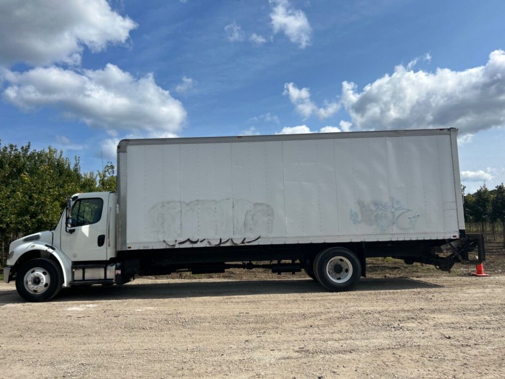 2013 Freightliner 26 ft box Truck [no issues]