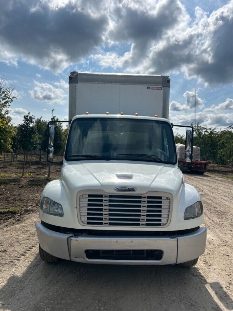 2013 Freightliner 26 ft box Truck [no issues]