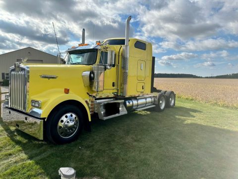 2015 Kenworth W900 Conventional Sleeping truck [serviced with new parts] for sale