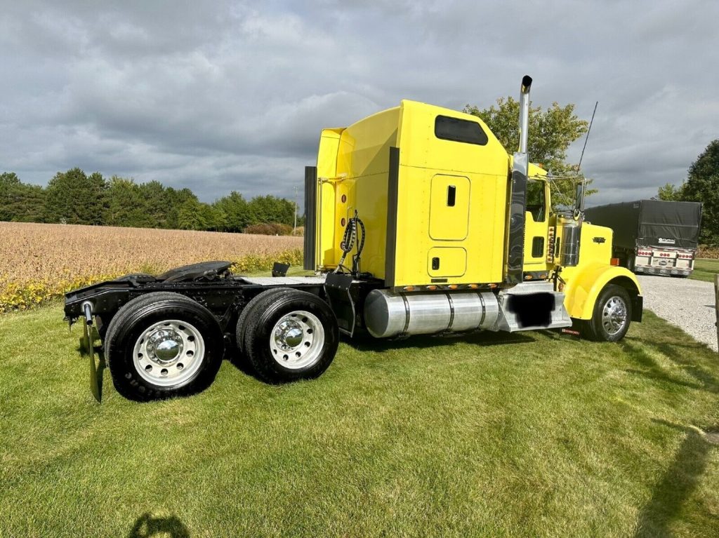 2015 Kenworth W900 Conventional Sleeping truck [serviced with new parts]