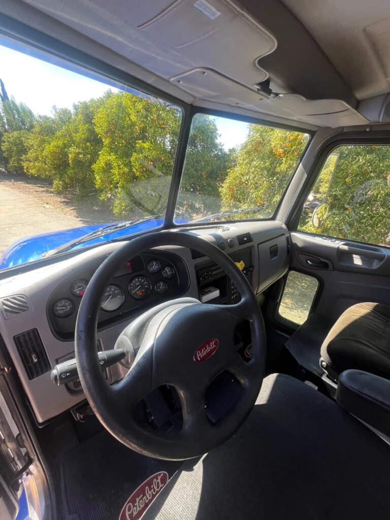 2012 Peterbilt 382 – Lube Delivery Truck 24’ Box, Hydraulic Pumping System