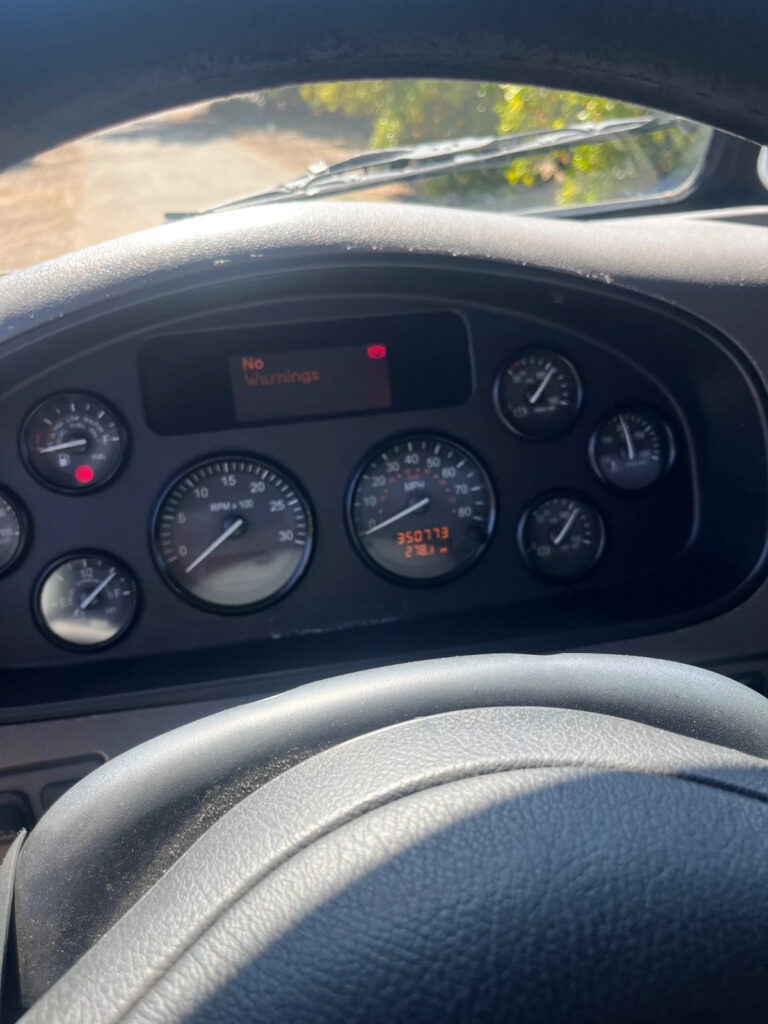 2012 Peterbilt 382 – Lube Delivery Truck 24’ Box, Hydraulic Pumping System