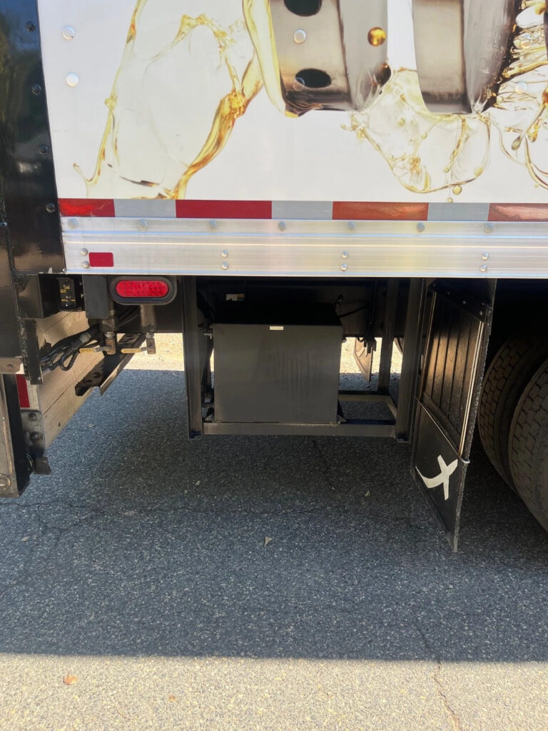 2012 Peterbilt 382 – Lube Delivery Truck 24’ Box, Hydraulic Pumping System