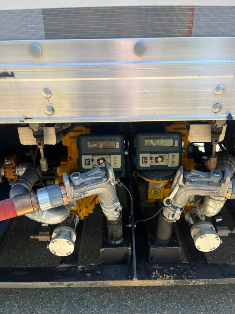 2012 Peterbilt 382 – Lube Delivery Truck 24’ Box, Hydraulic Pumping System