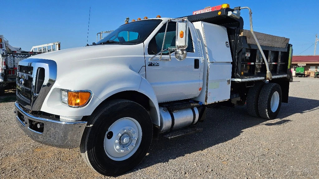2013 Ford F-750 Single axle Dump Truck 33k GVW 7spd Manual Cummins