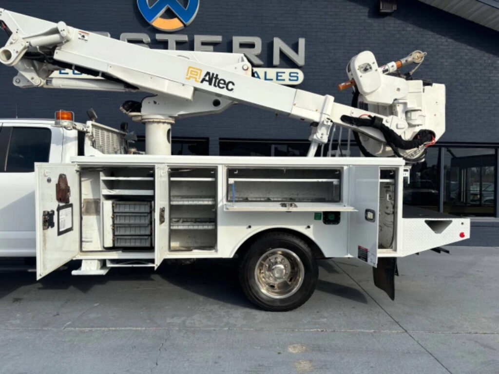 2017 Ford F-550 Bucket Truck 4×4 Altec 40ft Boom 4WD