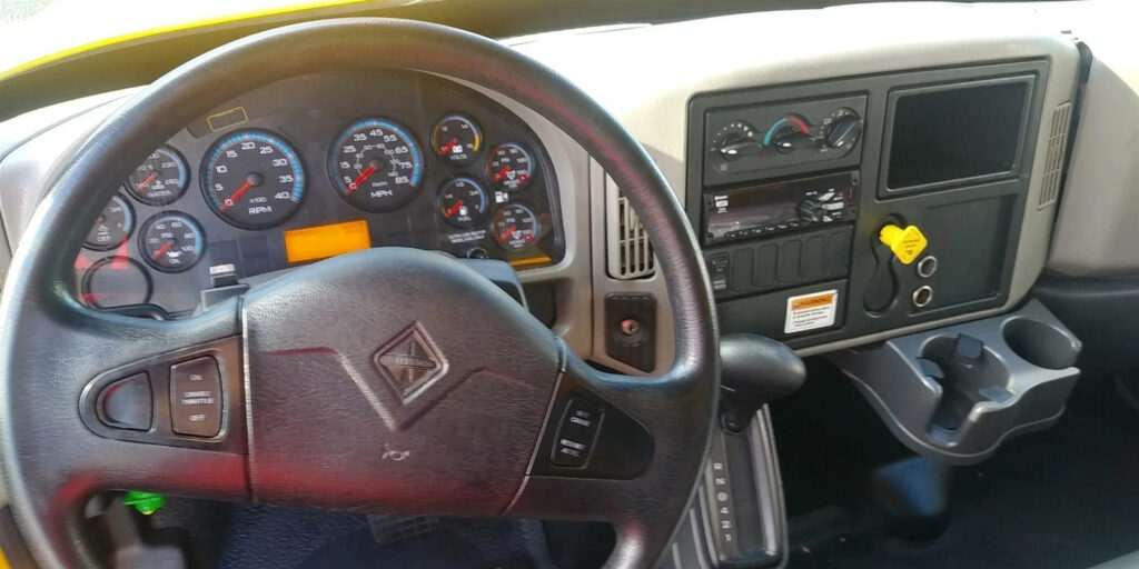 2018 26ft Box Truck Cummins Air Ride Auto DEF RAmP International