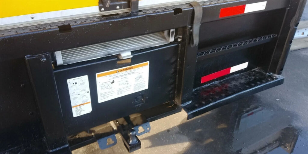 2018 26ft Box Truck Cummins Air Ride Auto DEF RAmP International